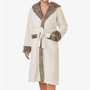 HOODED PLUSH ROBE
